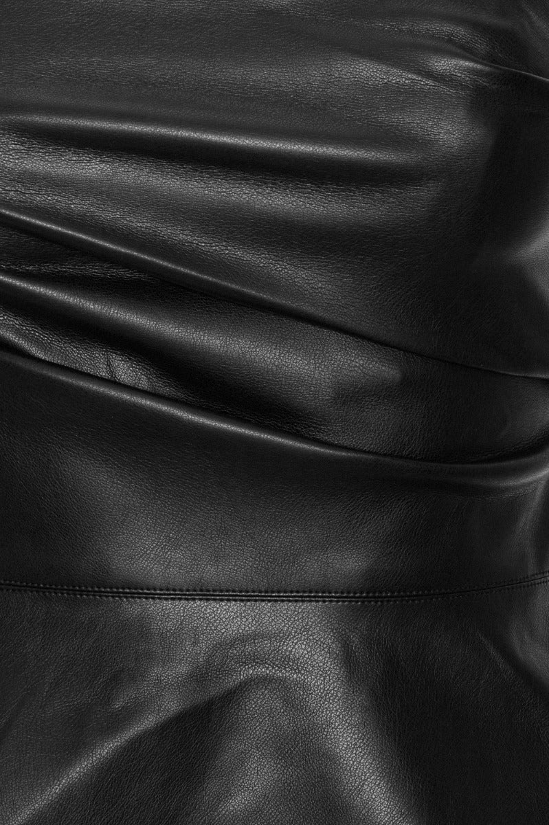 DRAPED SLEEVELESS TOP BLACK - ROTATE