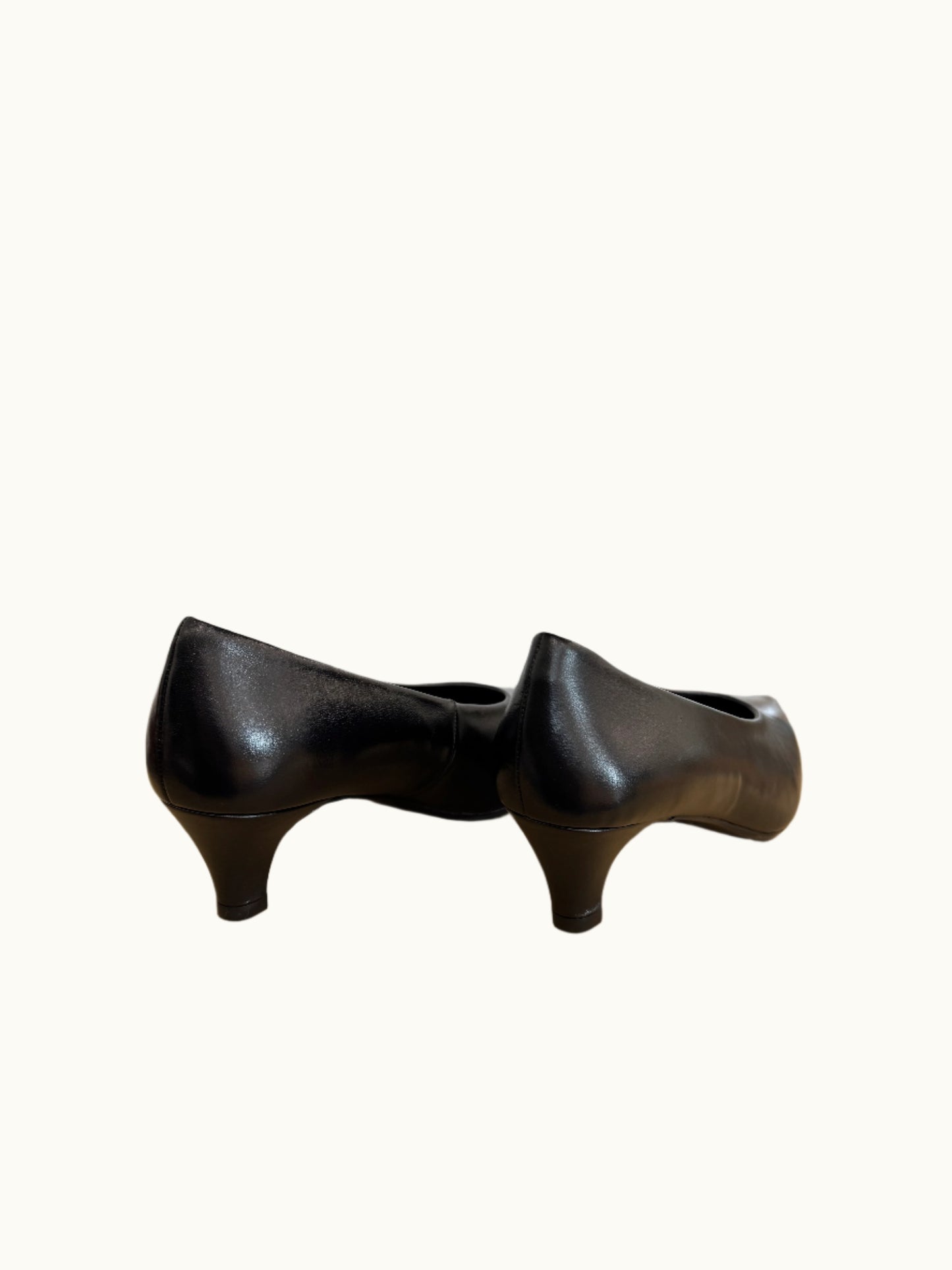 Chinto Pointed Toe Pump in Soft Negro