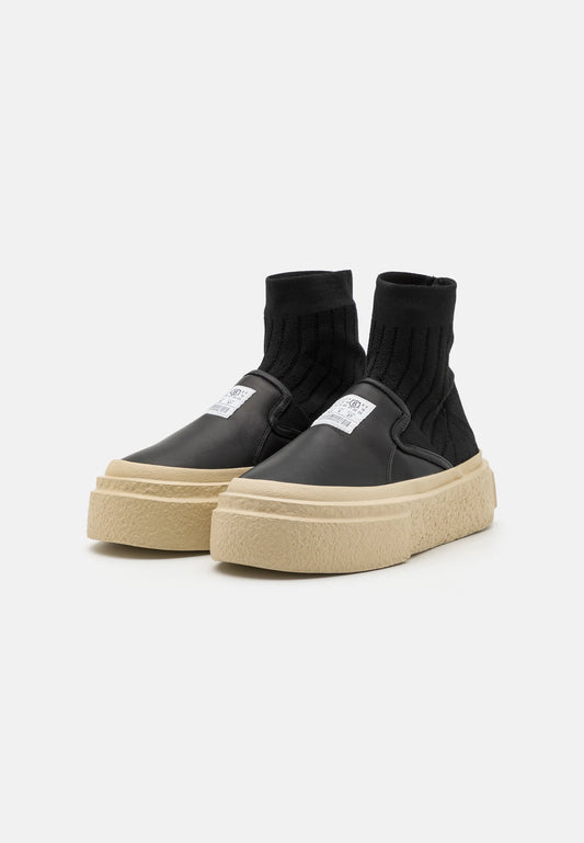 Platform sneaker in Black