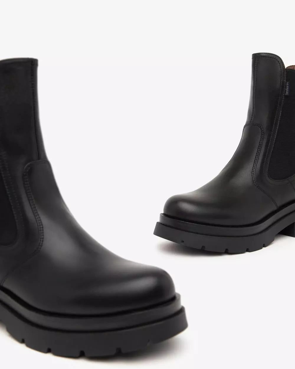 Chelsea Boot in Black Leather
