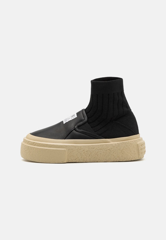 Platform sneaker in Black
