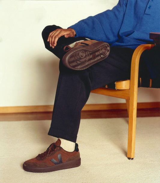 V90 Sneakers in  Suede Walnut Black