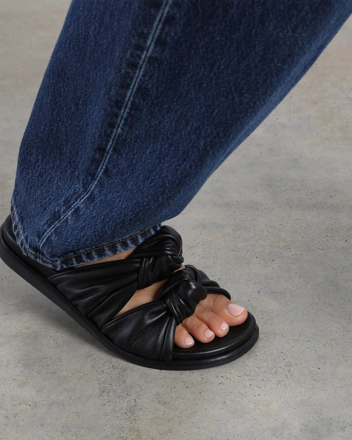 Tye Slide in Black
