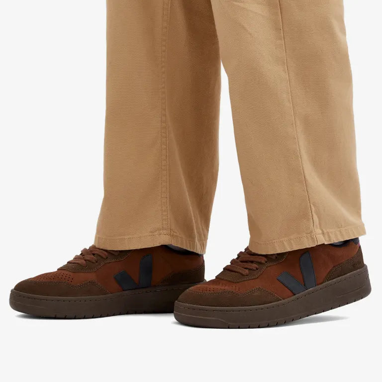 V90 Sneakers in  Suede Walnut Black