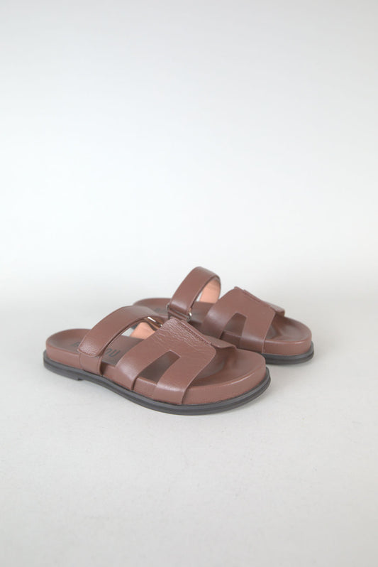 Mindy Flat Sandal in Brown