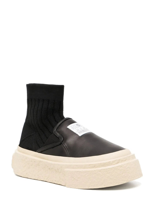 Platform sneaker in Black