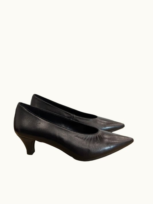 Chinto Pointed Toe Pump in Soft Negro