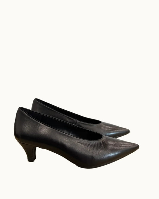 Chinto Pointed Toe Pump in Soft Negro