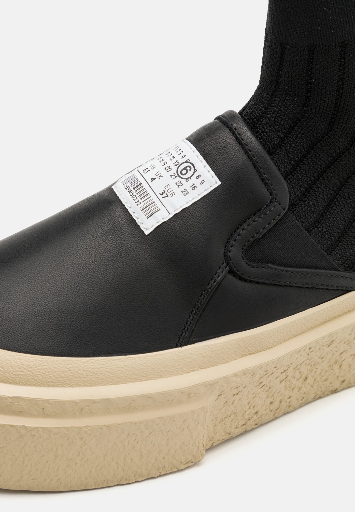 Platform sneaker in Black