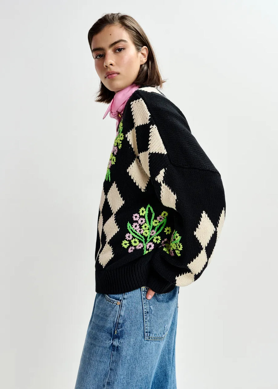 Jactori Embroidered Pullover in Black