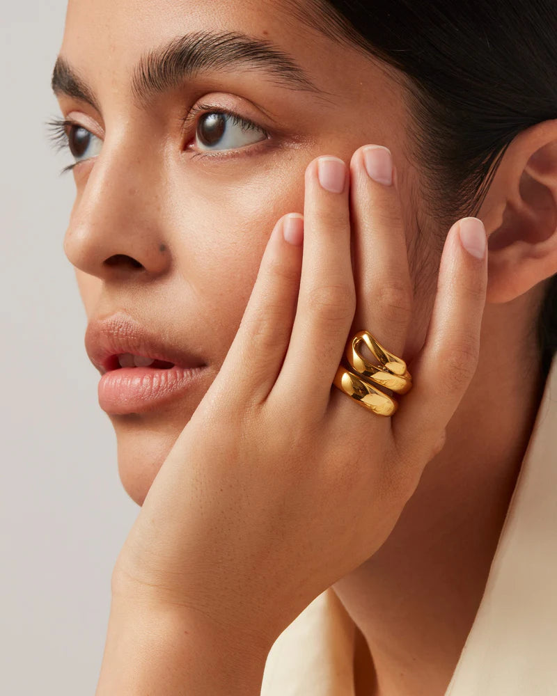 Sees Ring in Gold