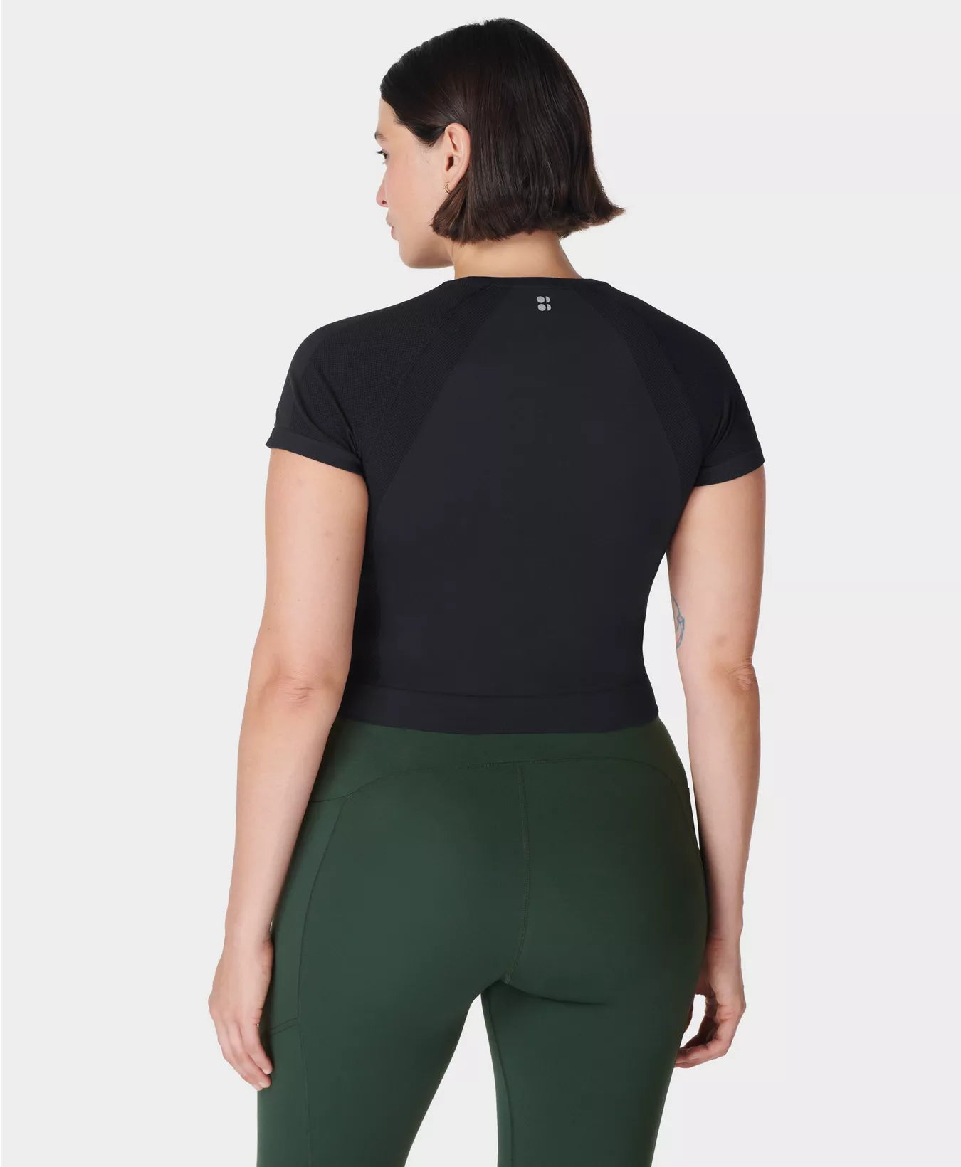 ATHLETE CROP SEAMLESS WORKOUT TEE BLACK - SWEATY BETTY